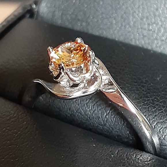 Yellow / Gold Women's Ring Size: 6 - Picture 4 of 11